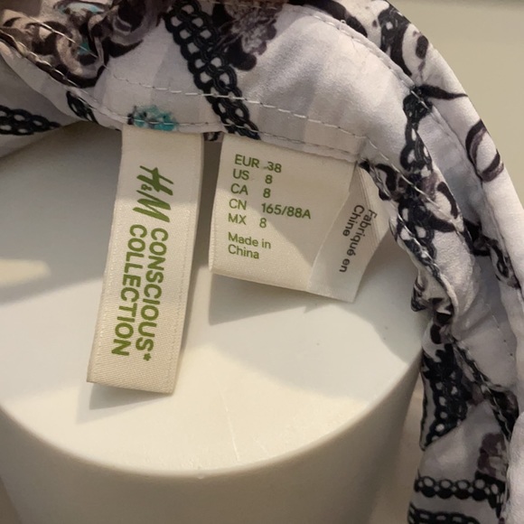 H&M Conscious button up sleeveless blouse. Knot tie front. Size 8 medium. - Picture 8 of 10